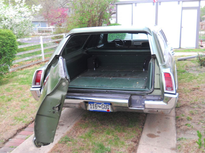 Illustration for article titled For $5,500, This 1970 Pontiac Catalina Wagon Could Be Your Island In The Stream